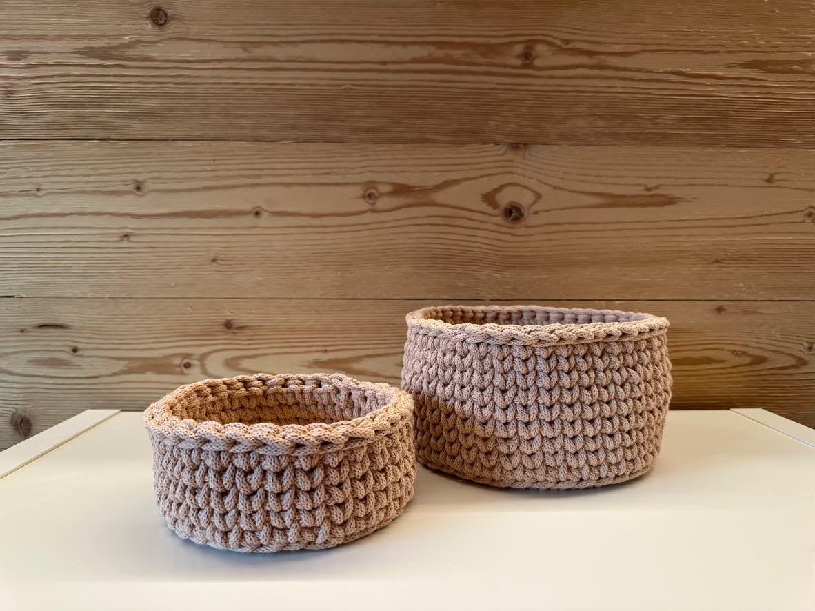 Handgemachte Körbchen mit Holzboden / Nuv Creativ