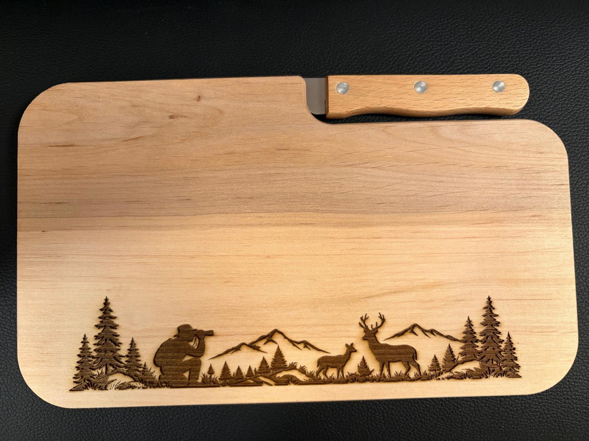 Schneidebrett aus Erlenholz mit Messer – mit liebevoller Waldgravur